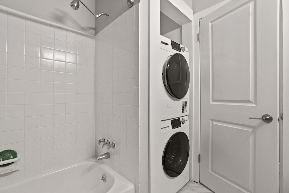 Spacious 2BR 1BA Haven - Perfect for Families
