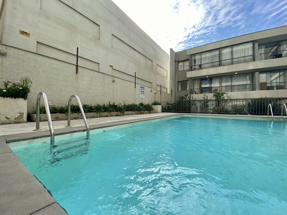 Urban Yard Bus Terminal Home Office Pool Wifi