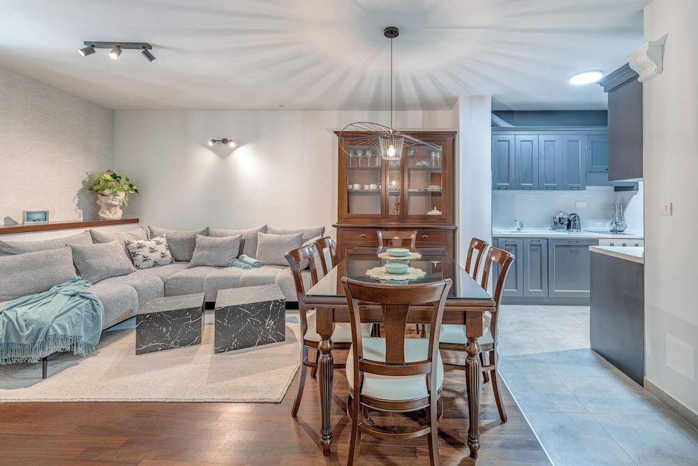 MAJESTIC 3-Bedroom Luxury Apartment