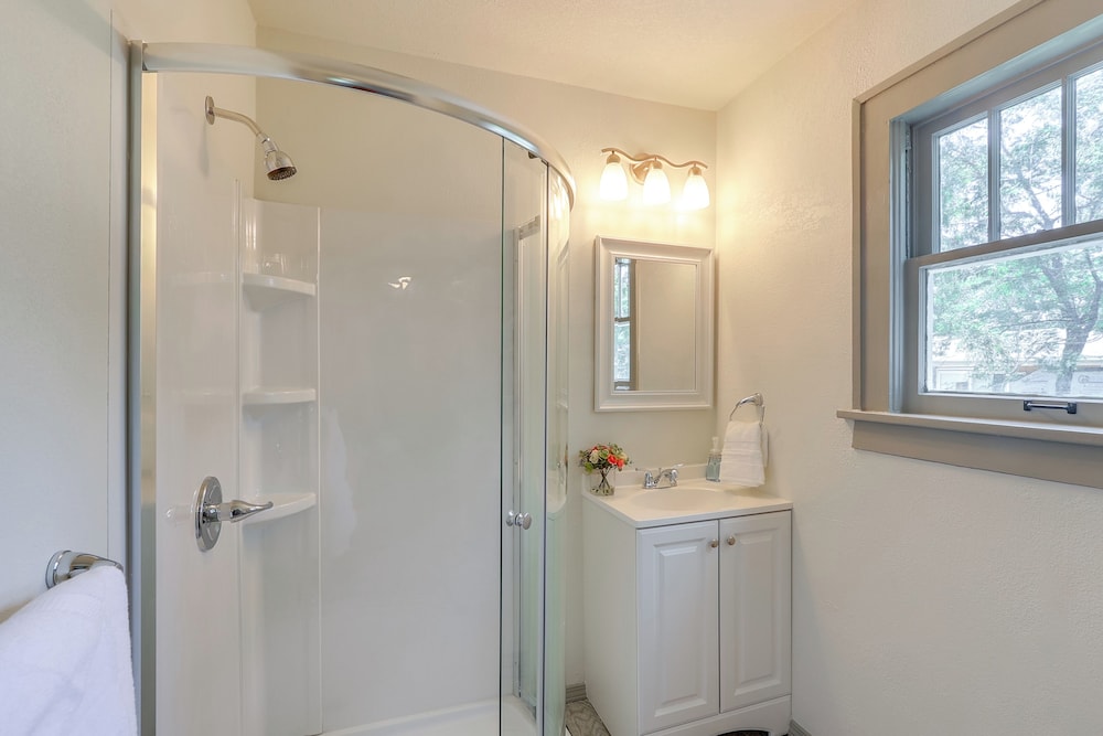 4 Mi to Dtwn: Charming Retreat in Wichita!