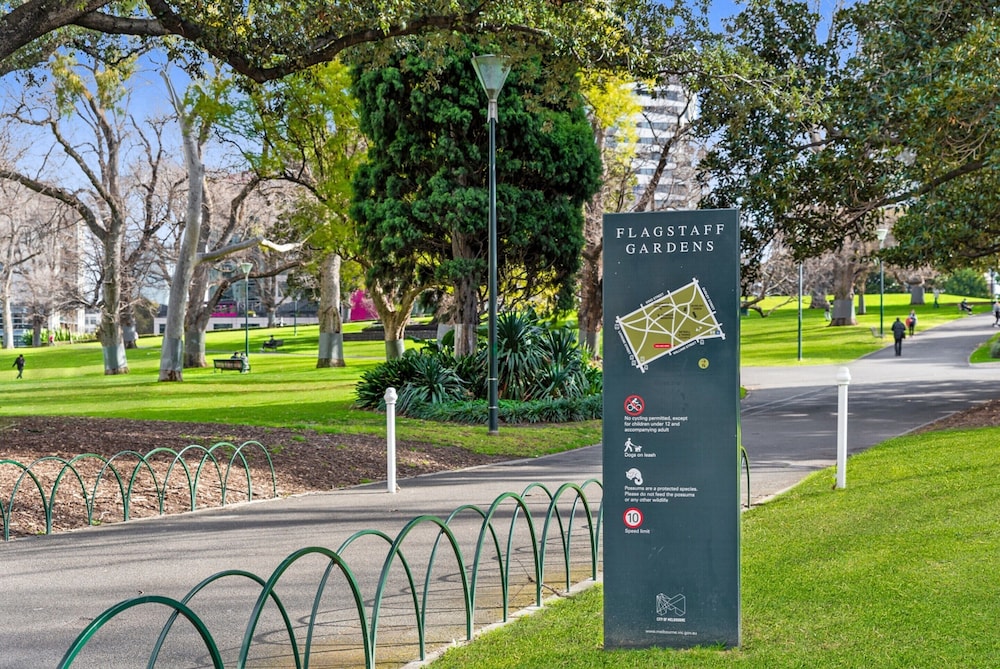 Family Unit With Balcony, Free Trams to CBD Sights