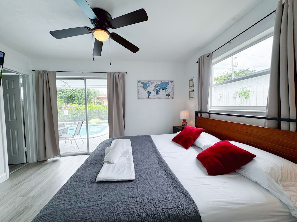 Tropical Villa King Bed Pool Top Location