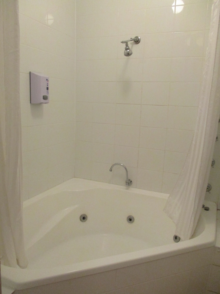Er20 - Eagles Roost Great Location! - Close To Town! 4 Bedroom Cabin by RedAwning view 4