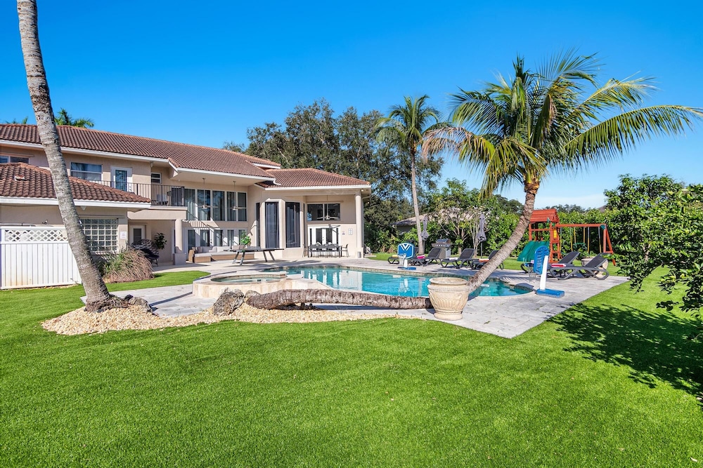 Luxurious 7-Bedroom Villa with Pool & Games