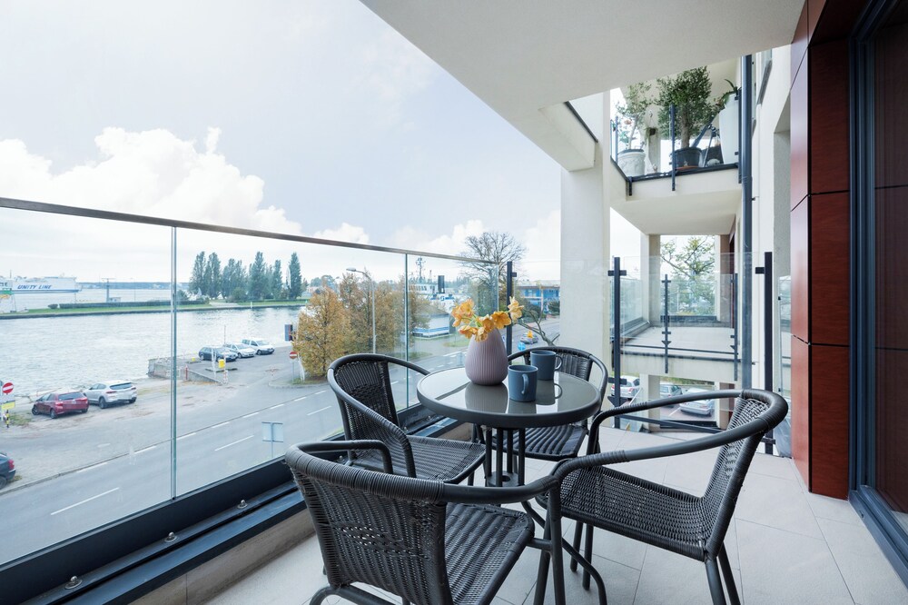 Nowa Flotylla Widok na Rzekę by Renters