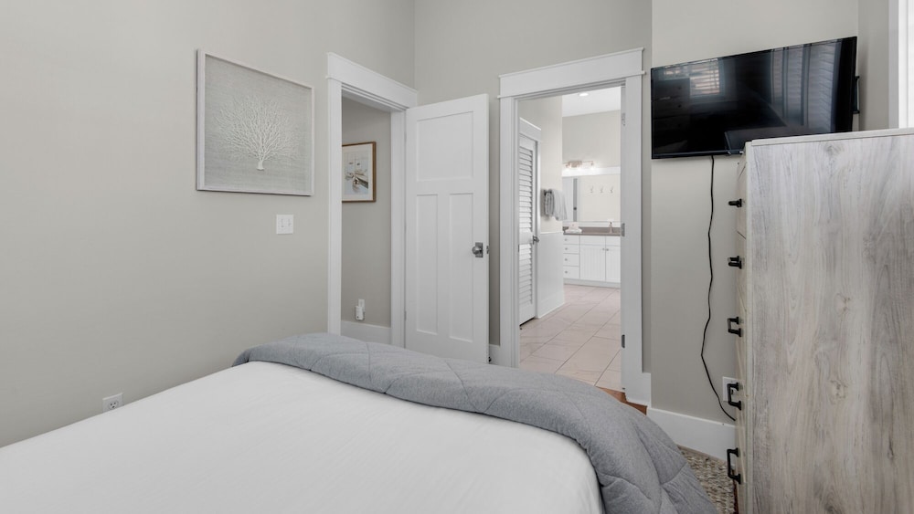 5BR Sleeps 14 in Seagrove Beach, Golf Cart, 6 Bikes, Pool + Free Attractions!