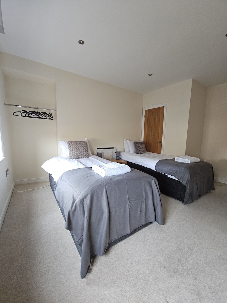 Town Center Modern Apartment 10