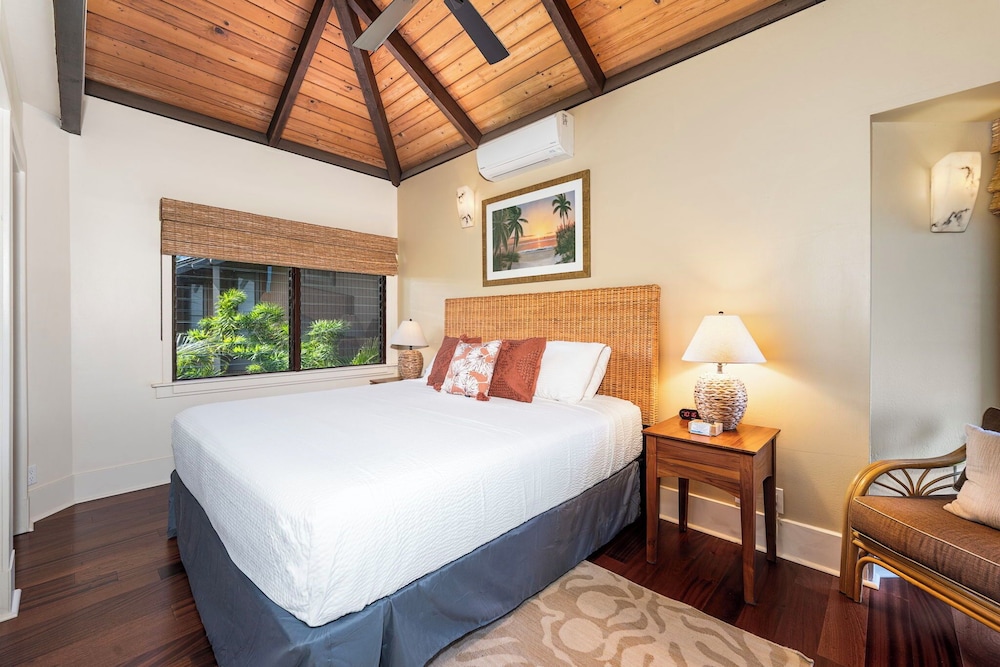 Beautiful Oceanfront - Air-conditioned - Sleeps 6 - Walk to Beach - Vrkcv