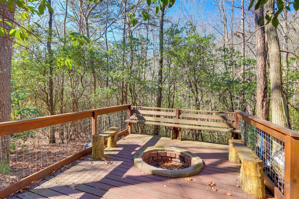 Fire Pit, Hot Tub & Grill: Murphy Family Retreat!