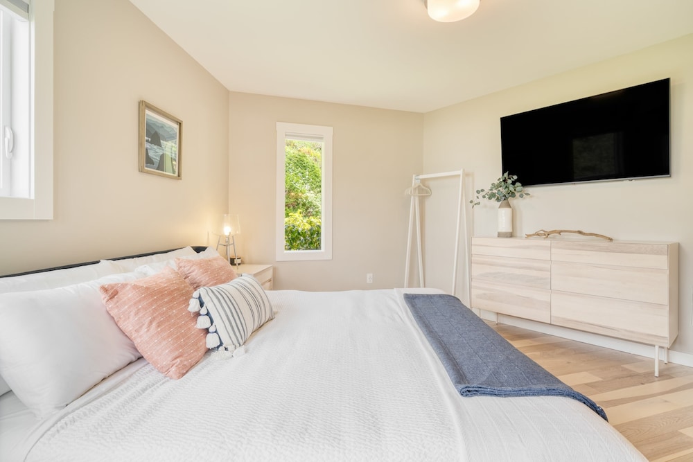 Sunset Cove by Avantstay Beachfront w/ Balcony! view 4