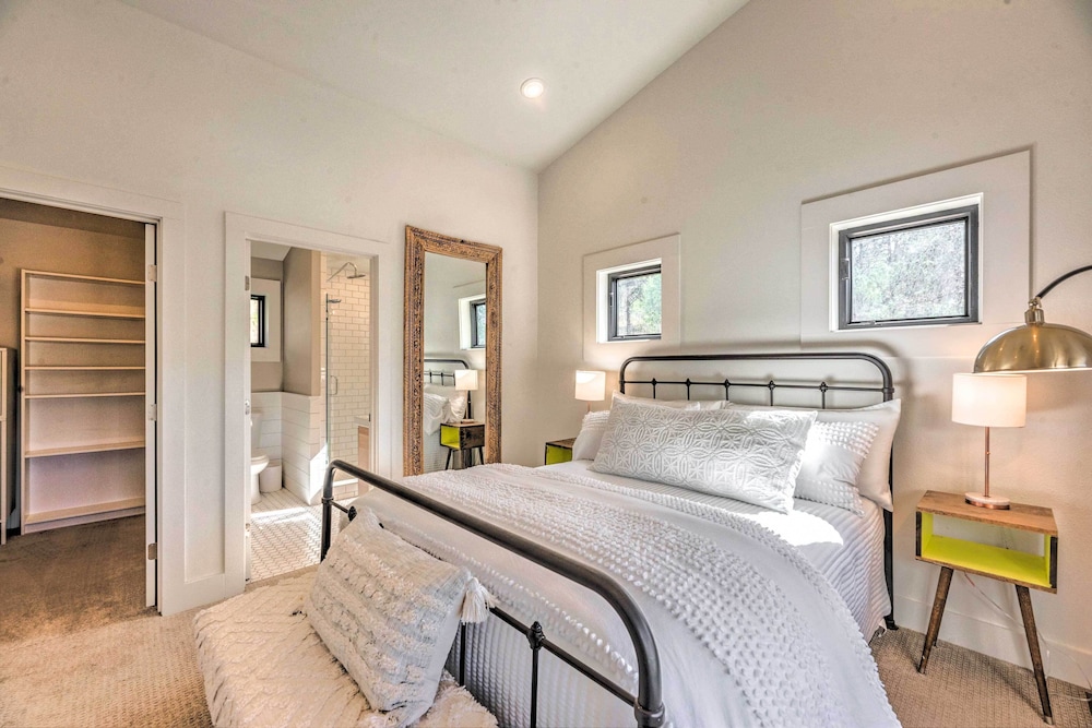 Bright 'casablanca' Spa Retreat w/ Mtn Views! view 4