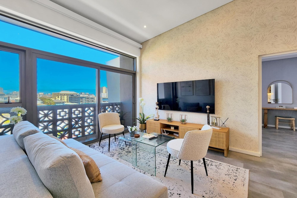 Chic Rooftop Apartment by the Sea 6onn Sea Point