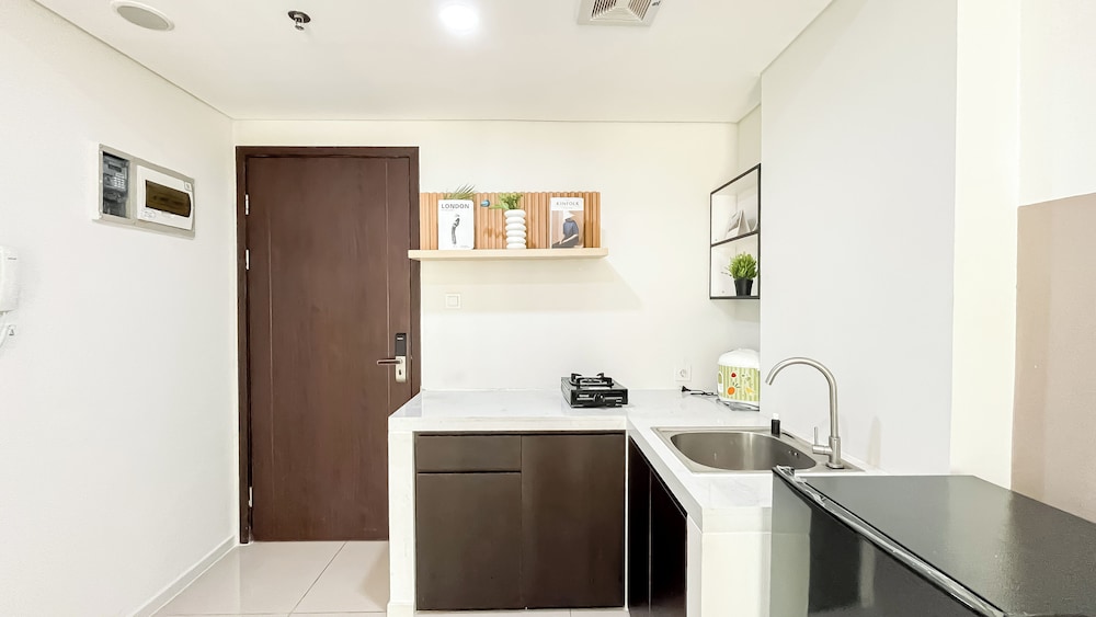 Studio Near Kalideres Station At Daan Mogot City Apartment