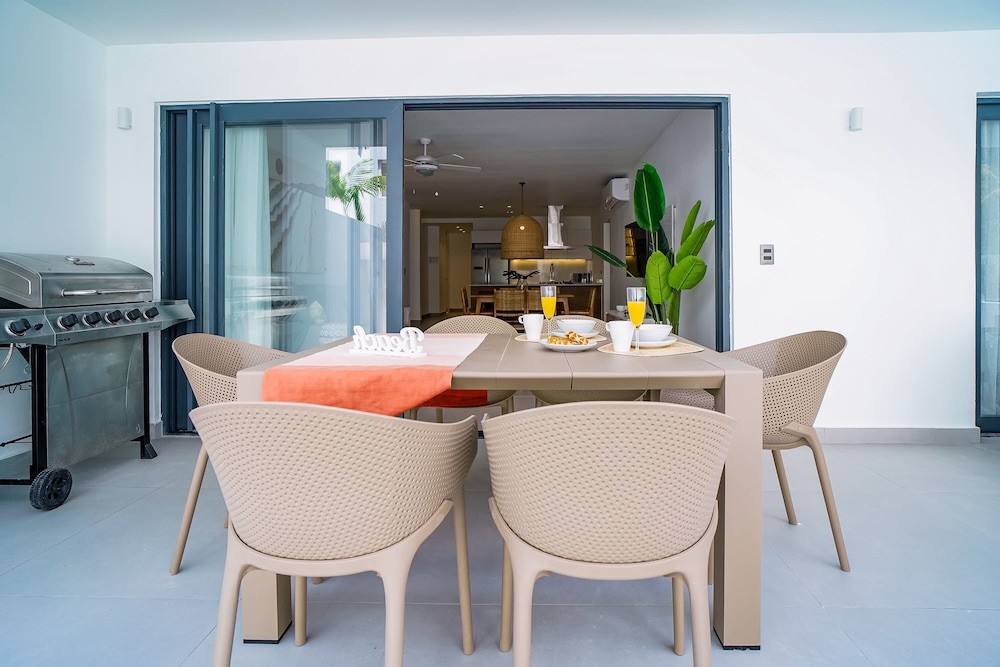 Luxury 3 Bedroom Apartment at the Beach