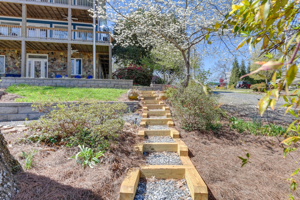 Dock & 2-story Boat Slip: Badin Lake Cabin