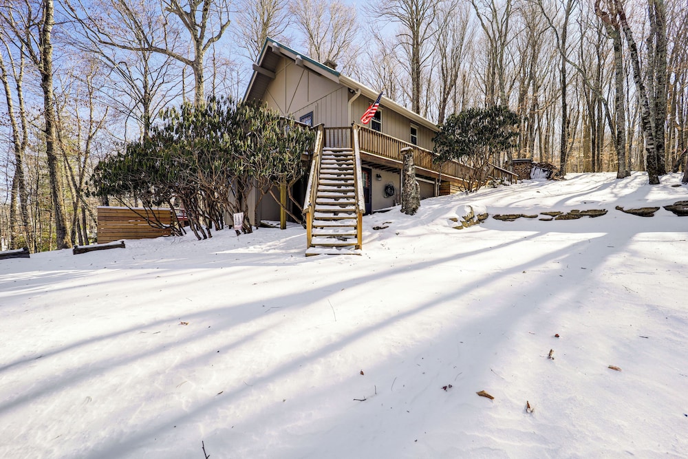 2 Mi to Skiing: Blue Ridge Mtn Cabin w/ Hot Tub!