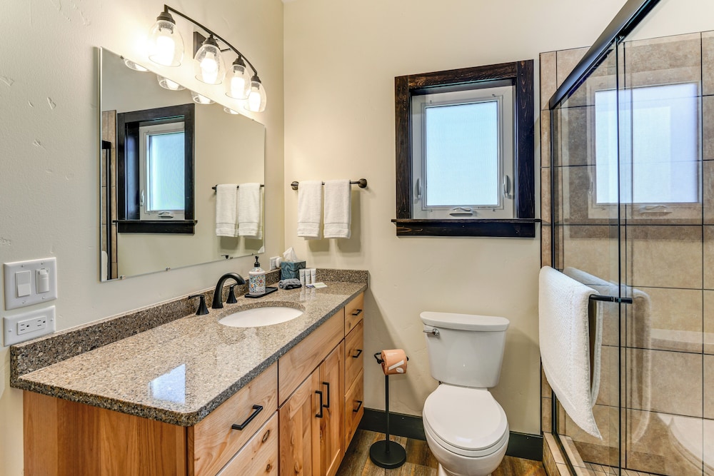 2 Mi to Dtwn Palmer: Custom Valley Home w/ Garage