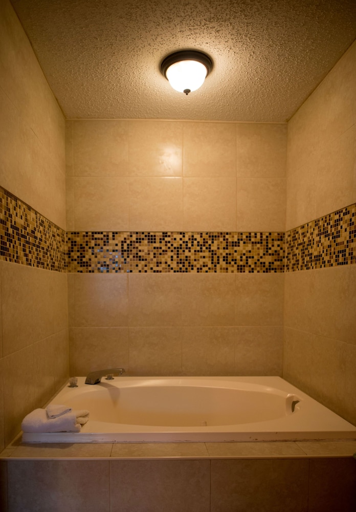 Scottish Inn and Suites