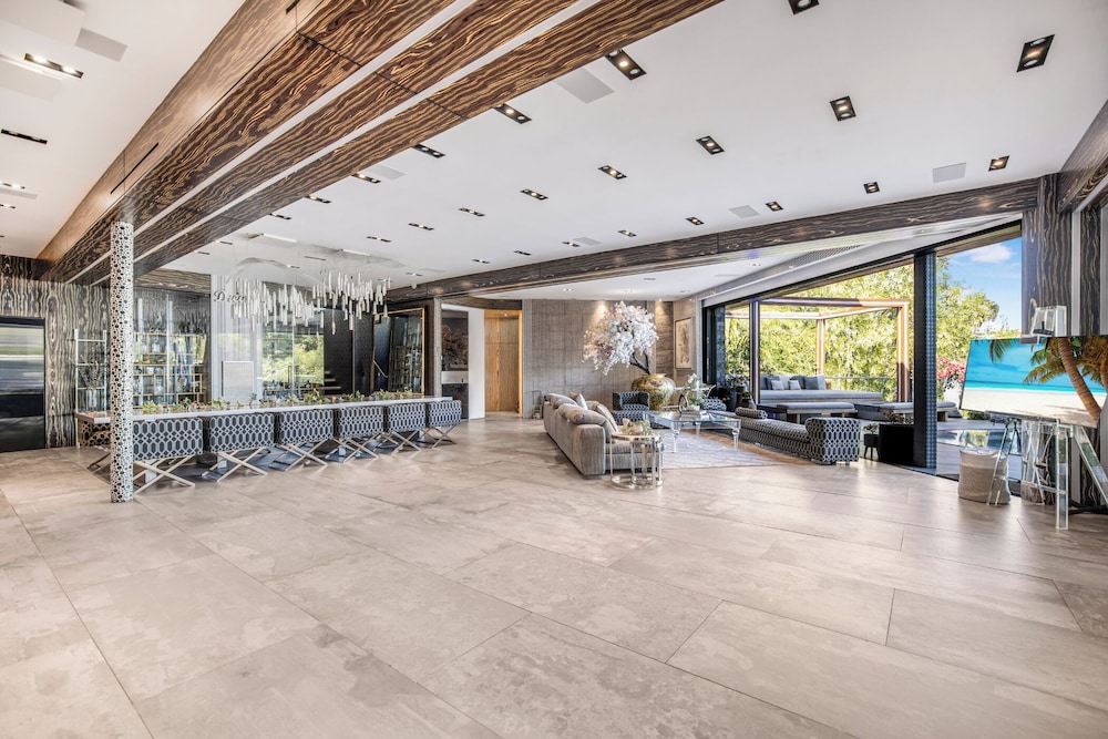 Villa Kaleida - Sleek Modern Sunset Villa With Eclectic Style & Infinity Pool