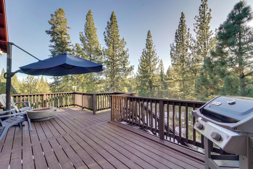 Near Downhill Ski Resort! Hot Tub Haven in Truckee