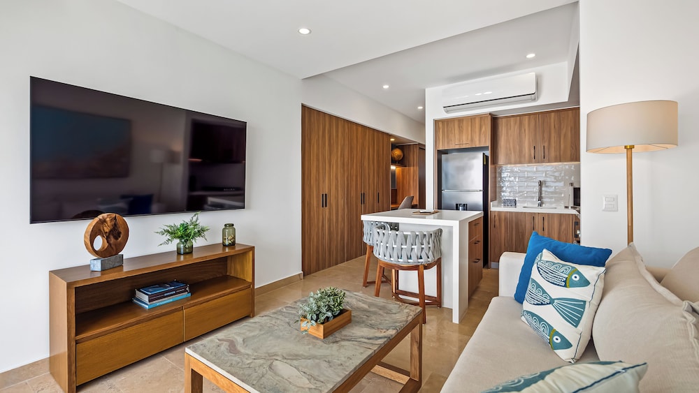 Oceanfront 1BR with Balcony & Pool