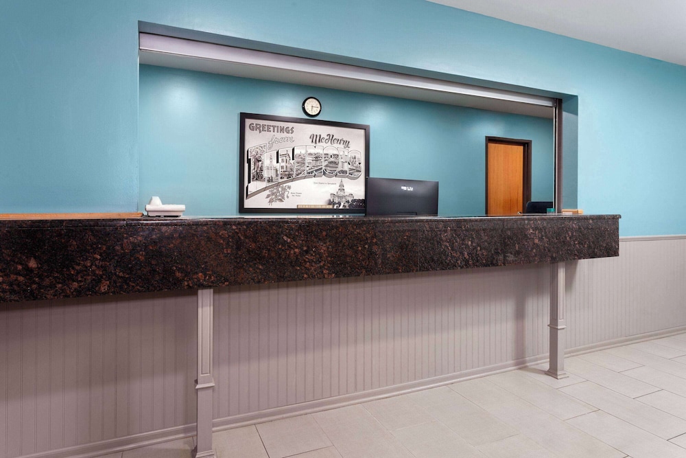 Super 8 by Wyndham McHenry/Fox Lake Area - Property Image 26