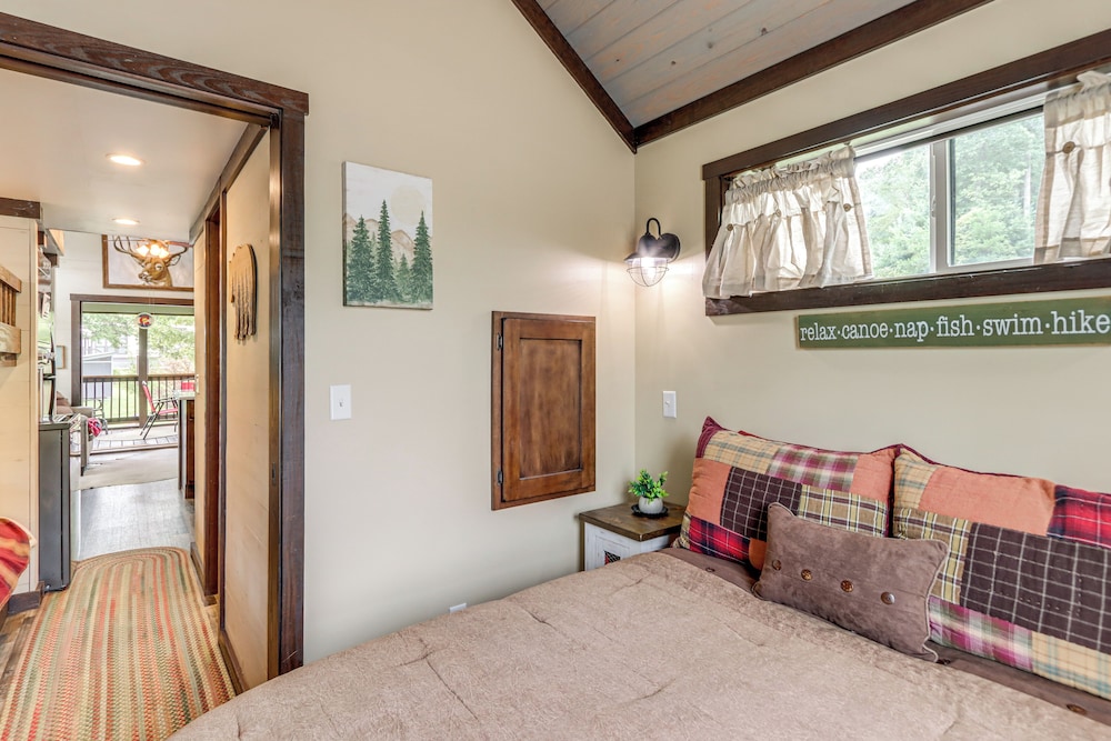 1 Mi to Tank Town Usa: Tiny Home w/ Pool Access!