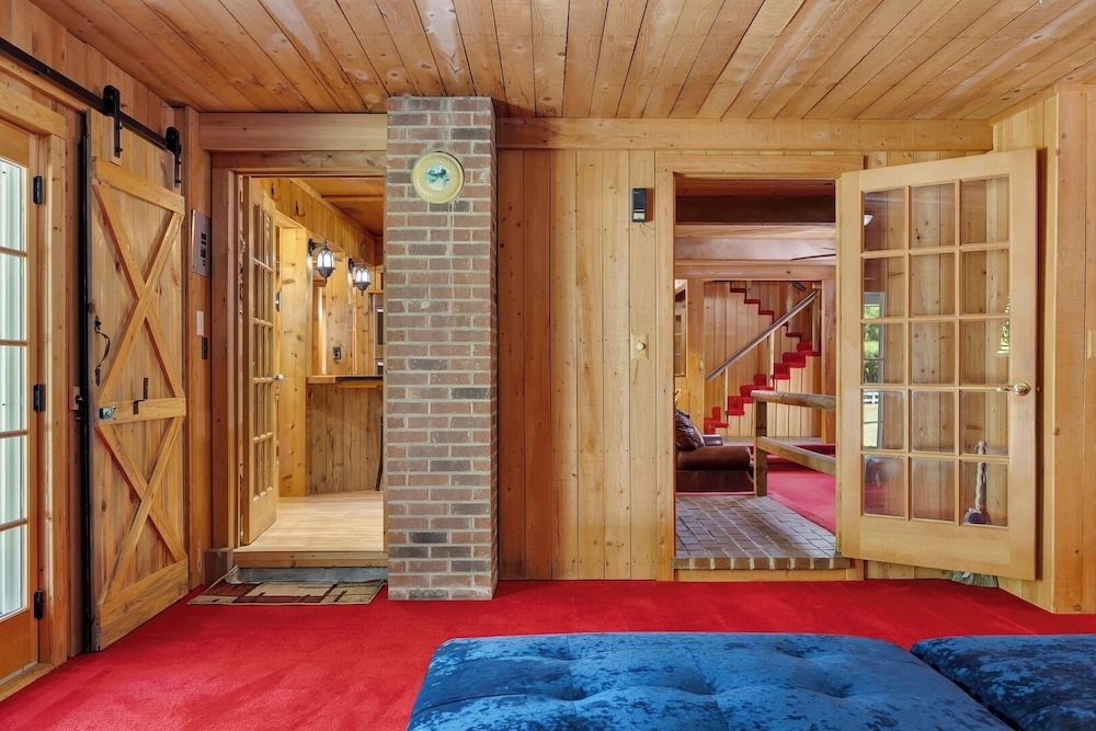Pet-friendly 3BR Lake House Firepit + Pier