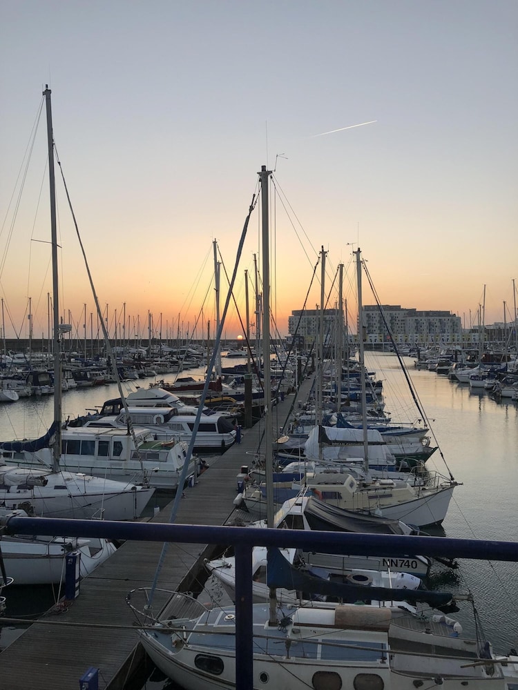 Brighton Water Cabin With Free Parking view 2