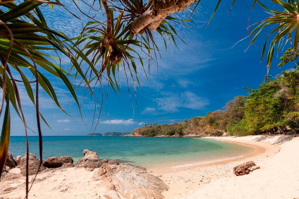 Baan Khunying – Secluded Phuket Beachfront Villa