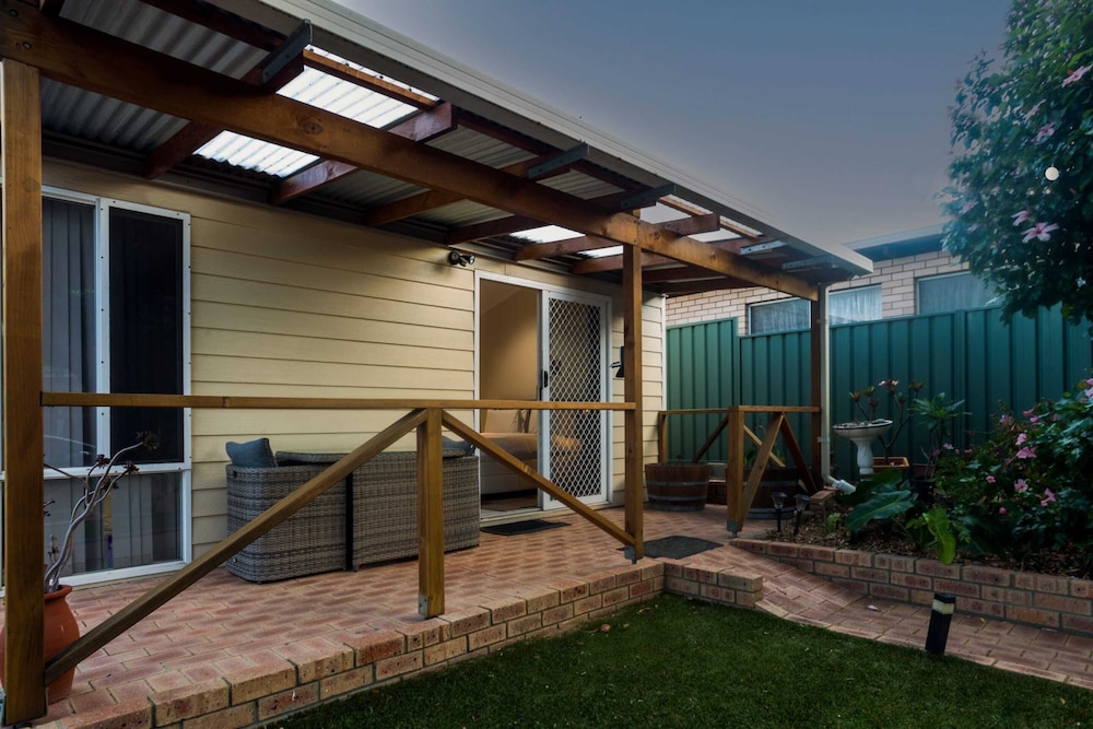 Studio Granny Flat in Melville With Patio