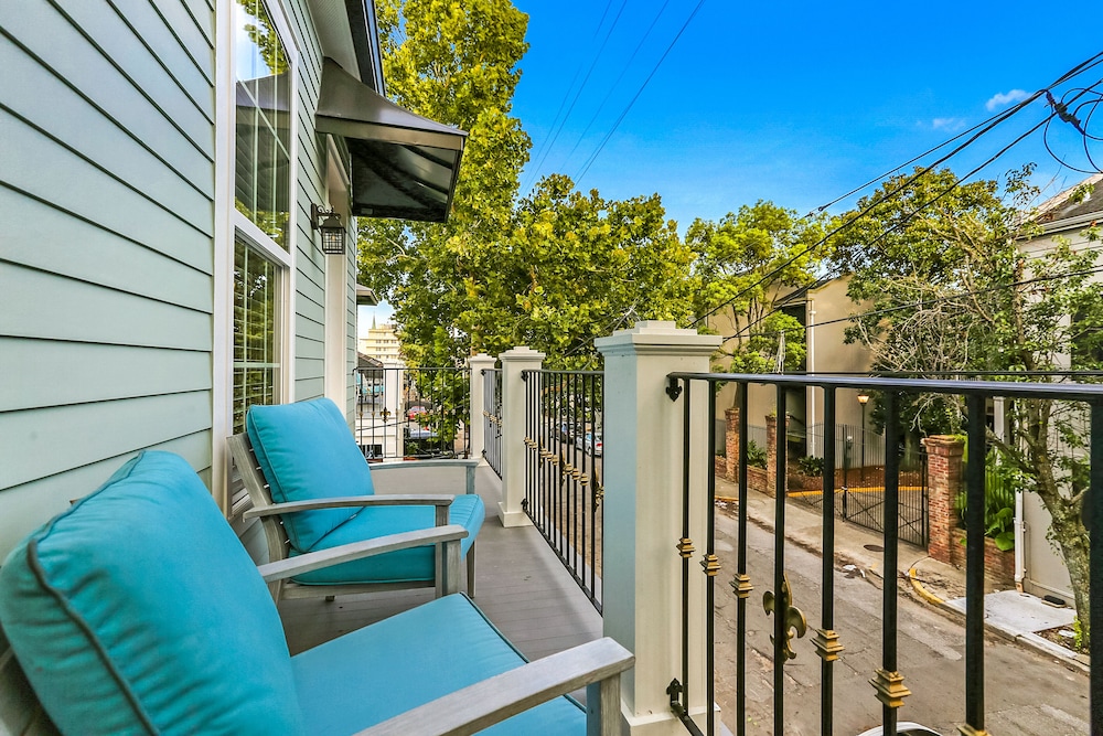 Spacious 5 BR Retreat with Pool - Near It All - Image 4