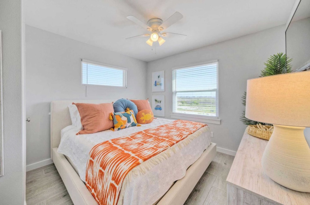 Sleeps 21, 2 Homes Private Pool, Patio Lounge w/ Fire Pit, Bar, TV, & Games