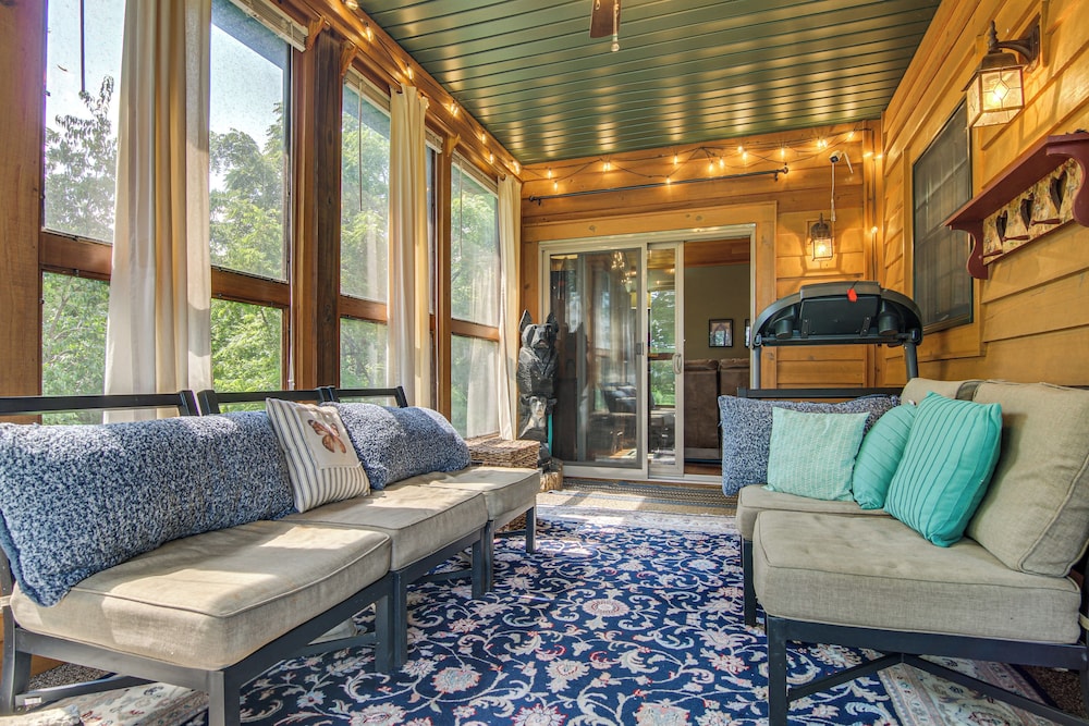 Wraparound Porch w/ Views: Blue Ridge Mtn Gem!
