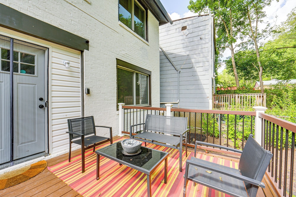 3 Mi to Frick Park: Artsy, Urban Retreat w/ Deck