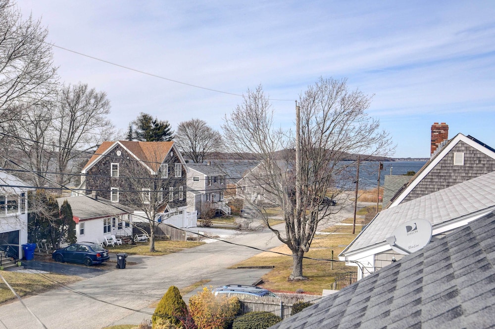 Beautiful Portsmouth Cottage By the Sea w/ Jacuzzi
