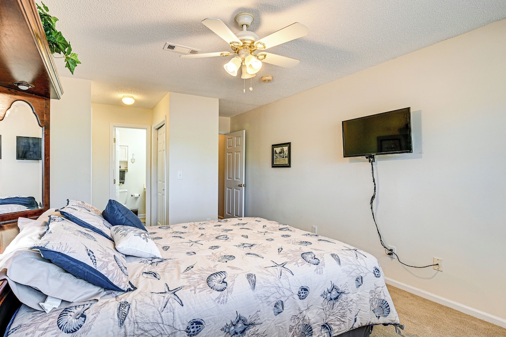 8 Mi to Boardwalk & Beach: Windsor Green Condo!