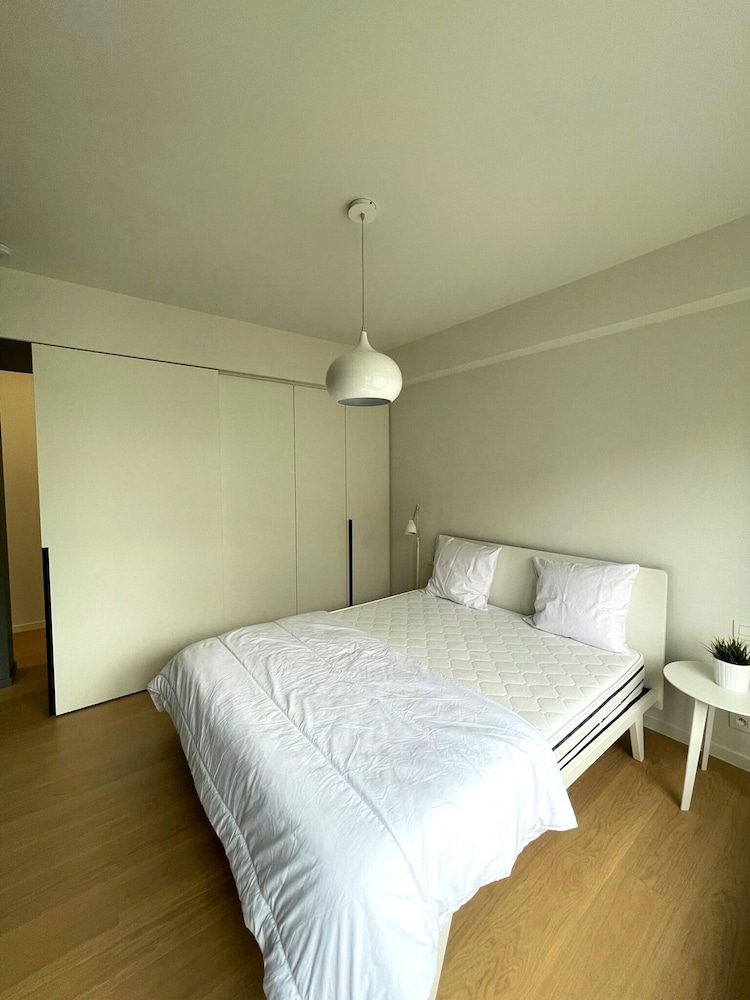 Apartment by Epernay Square With Sea View