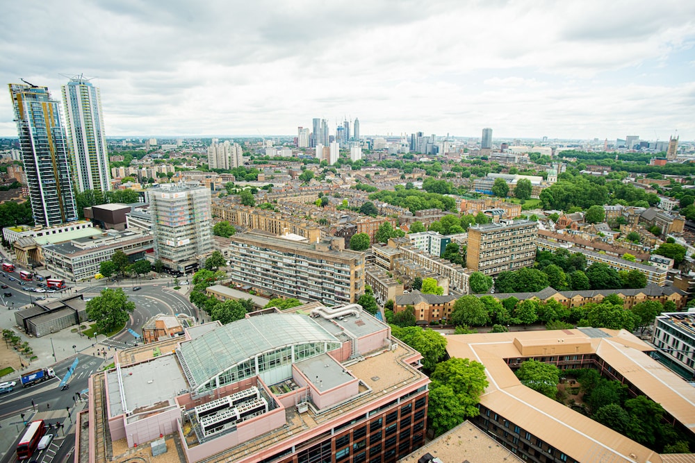 High Rise 1 Bedroom Apartment in Southbank view 3
