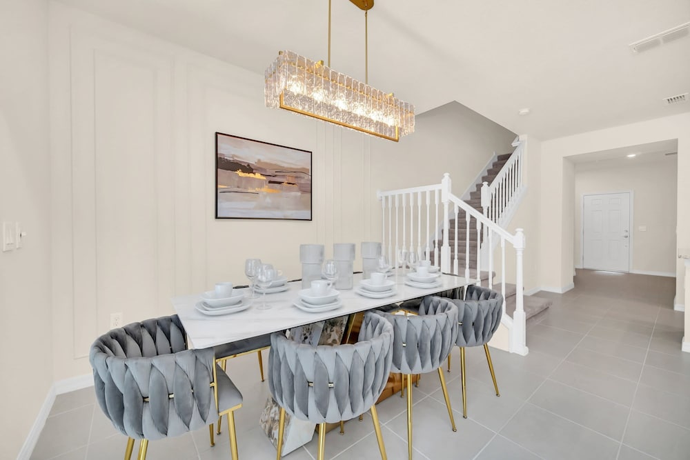 Stylish 5BR Home With Mickey Cars Rooms
