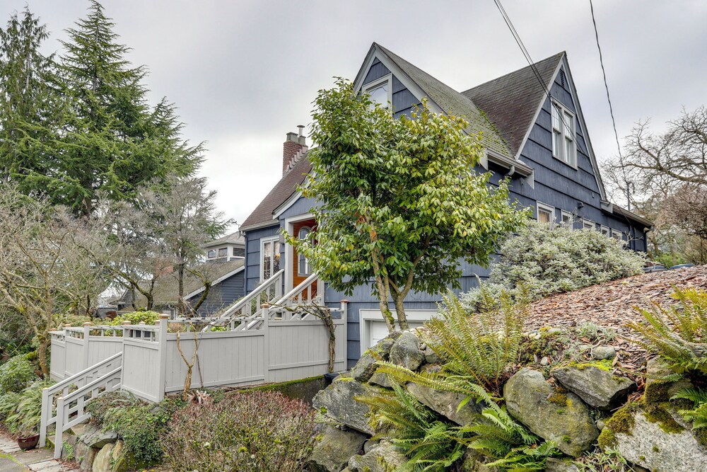 Charming Tudor-style Apt Near Green Lake!