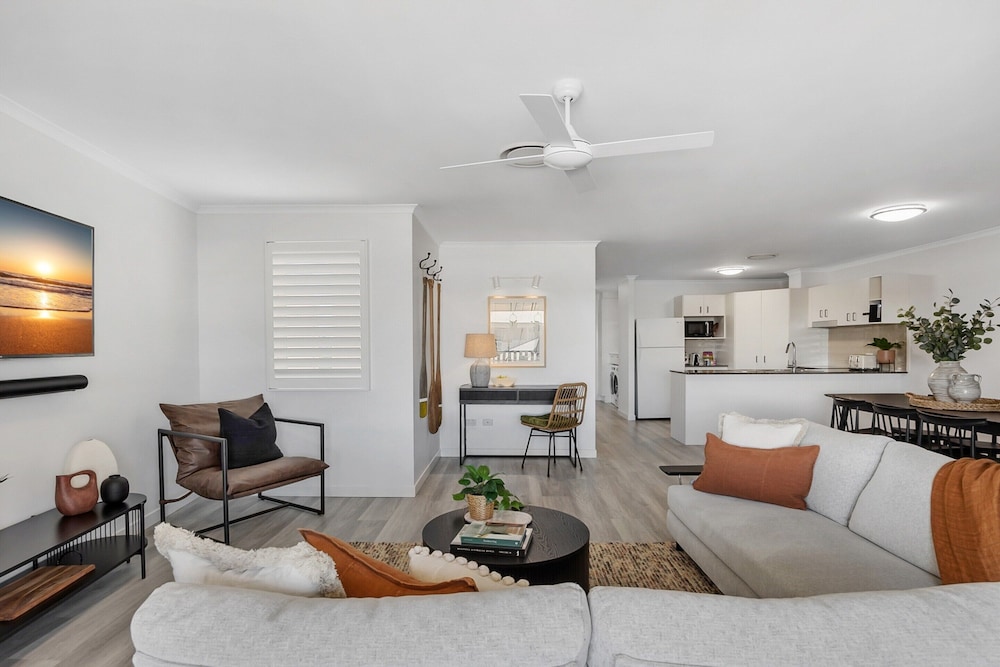 3-bed Haven With Balcony and Bbq, 5-min to Beach