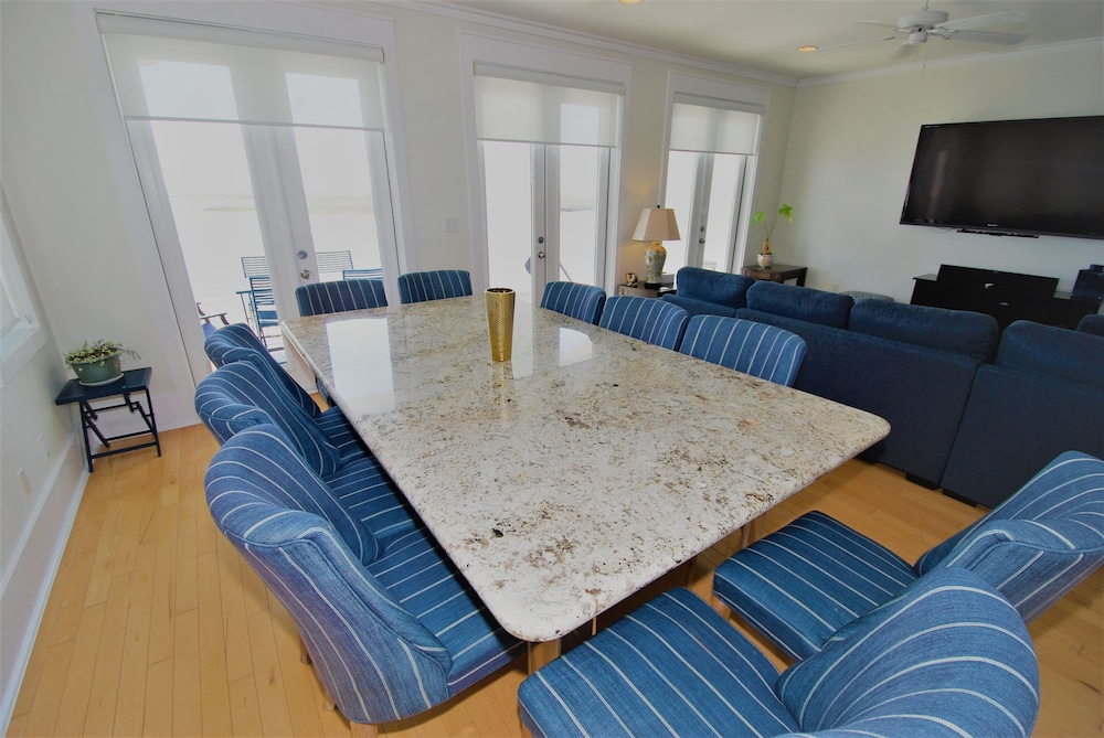 Avalon - Townhouse At The Shores 4 Bedroom Home by RedAwning view 3
