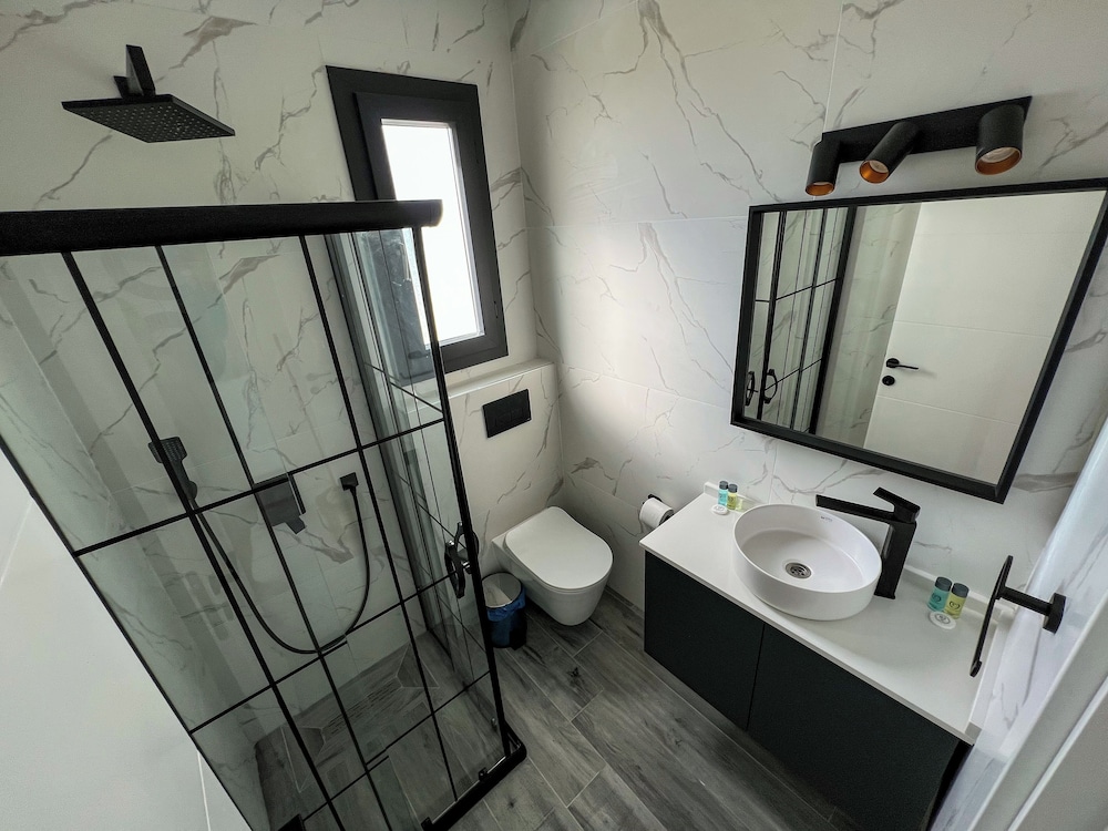 Isabella Pool Apartments