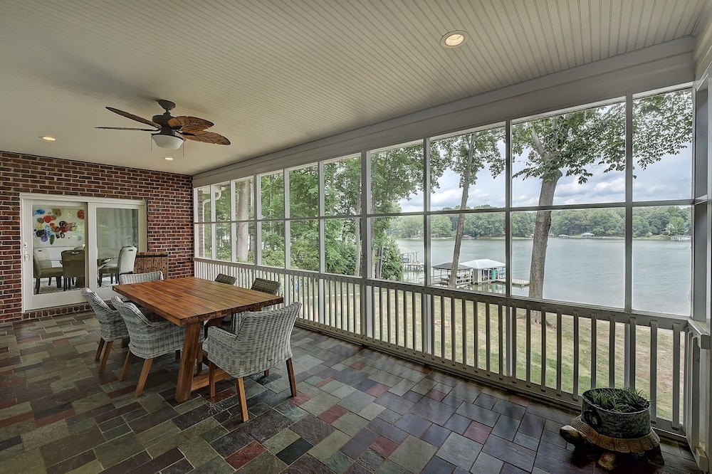 Lucky s Lake House by Avantstay Private Lake Bar