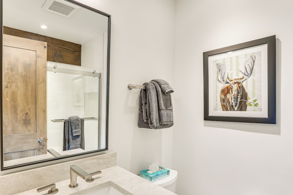 Sauna & Ski Shuttle Access: Mtn-view Condo in Avon