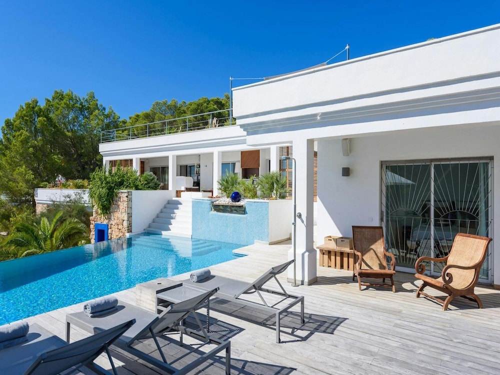 Magnificent Holiday Home With View