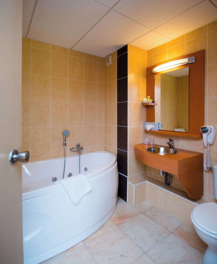 Saint-Herblain Vacations - Brit Hotel Nantes St Herblain - Le Kerann - Property Image 74