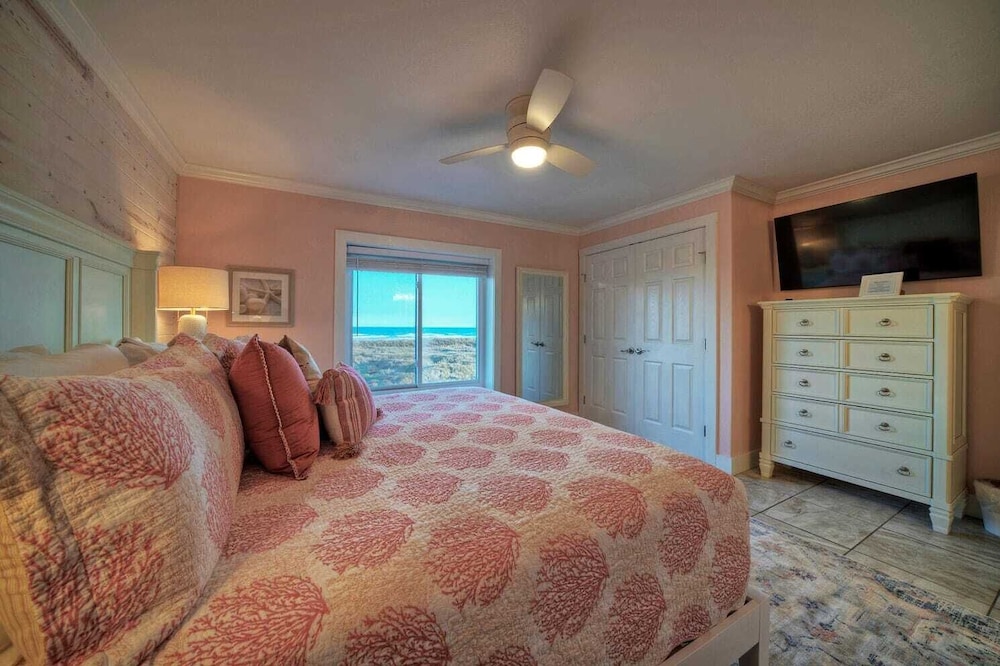 Gulf Views + Pools, Tennis, Pickleball & Beach Access Awesome Beachfront by Avantstay