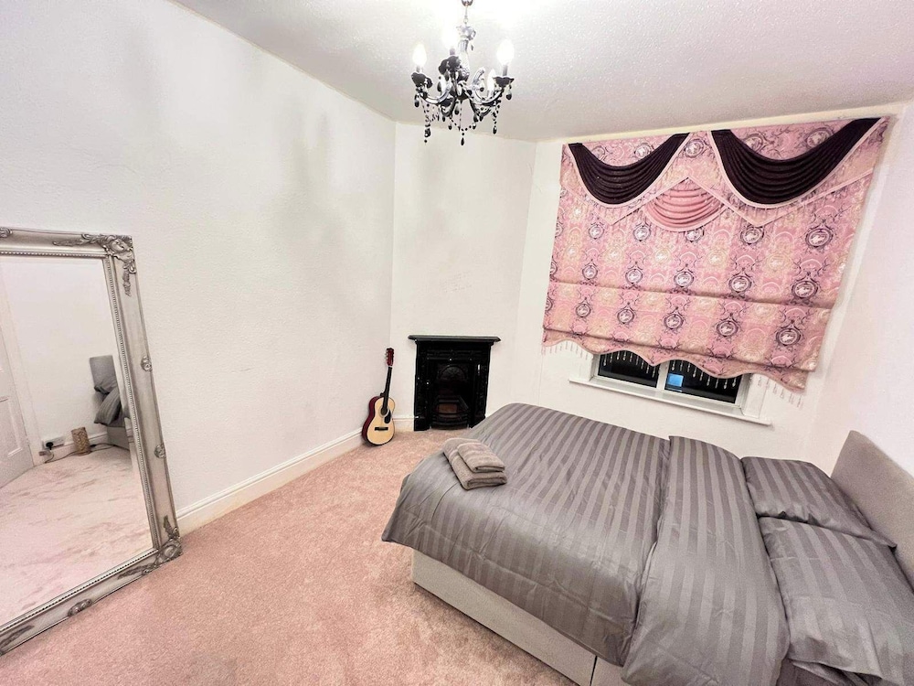 Hottub-garden-parking-sleeps10-10mintotown